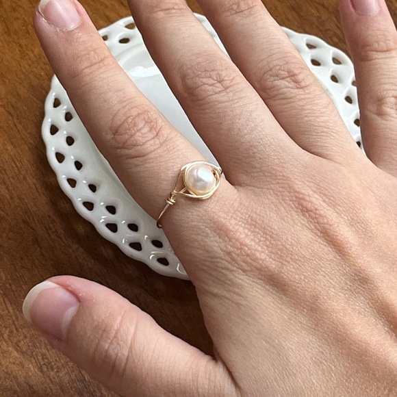Genuine white freshwater pearl gold tarnish resistant women’s Ring size 8.5 - Picture 3 of 7